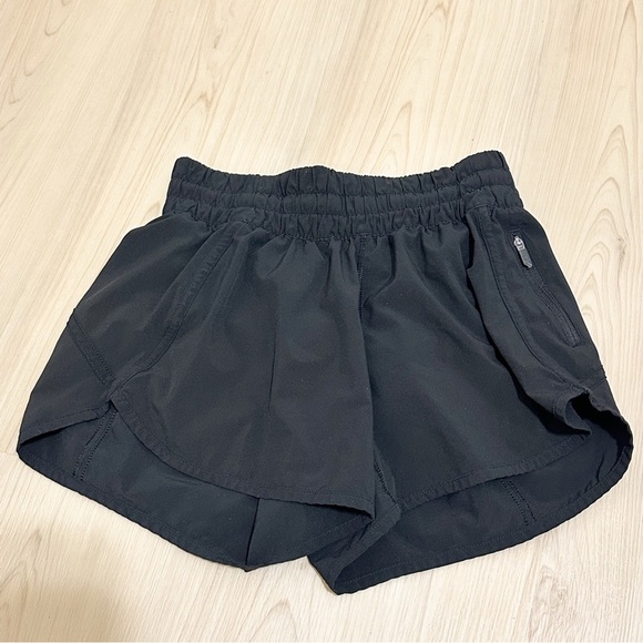 Lululemon black tracker shorts - Picture 4 of 6